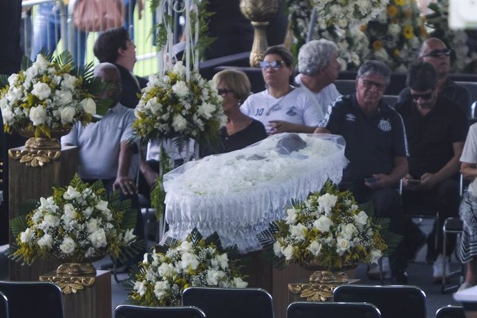 Archivo - 02 January 2022, Brazil, Santos: People attend the wake of Brazilian football legend Pele at the Estadio Urbano Caldeira. Thousands of fans filed past the coffin of Brazilian football great Pele at the stadium of his long-time club Santos on M