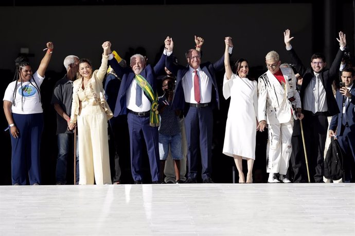 El presidente de Brasil, Luiz Inácio Lula da Silva, saluda a sus simpatizantes en el Palacio de Planalto, Brasilia, tras jurar el cargo