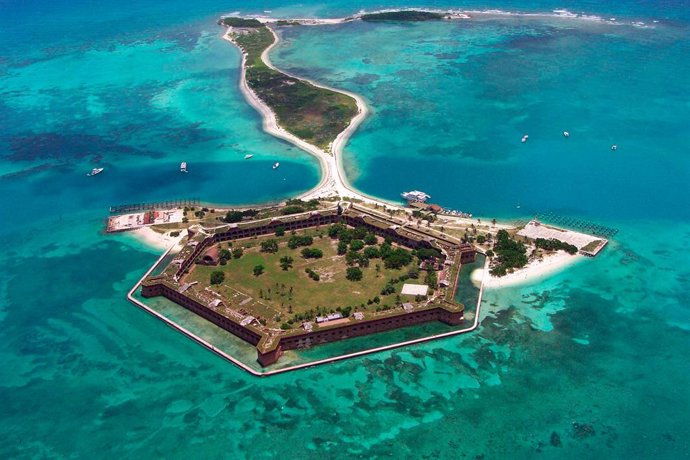 Archivo - Vista aérea del Fuerte Jefferson en el Parque Nacional Tortugas Secas, Florida