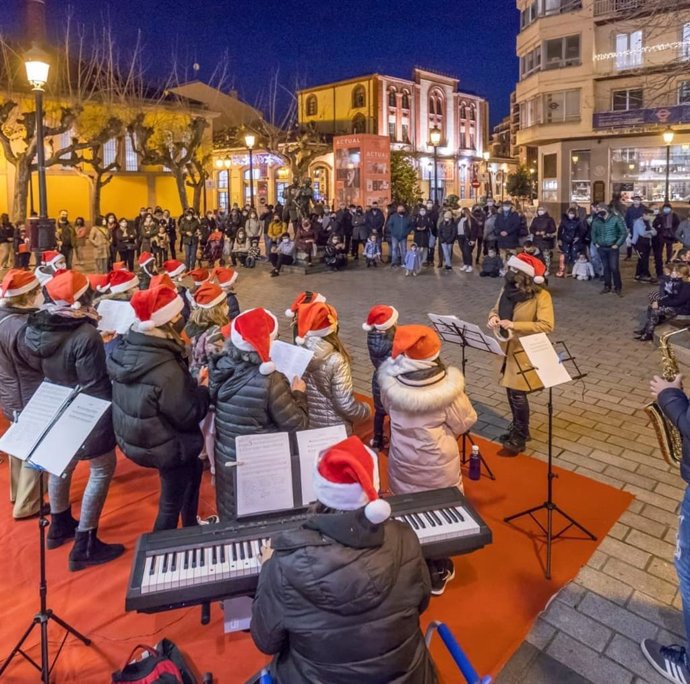 Niños cantando villancicos en Logroño en la plaza Centro Cultural Ibercaja