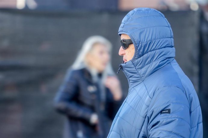 Archivo - Un hombre pasea abrigado con capucha, a 1 de diciembre de 2022, en Madrid (España).