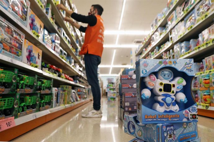 Archivo - El dependiente de una tienda de juguetes.