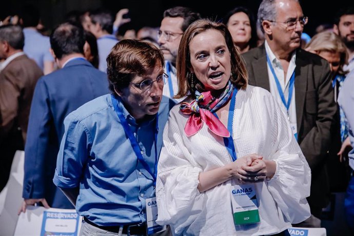 Archivo - El alcalde de Madrid, José Luis Martínez-Almeida, y la secretaria general del Partido Popular y portavoz del Grupo Parlamentario Popular en el Congreso, Cuca Gamarra, durante la clausura del  XVII Congreso del Partido Popular de Madrid, en Fer