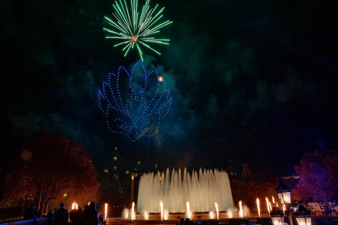 Verbena de Año Nuevo, en Avenida María Cristina, a 1 de enero de 2023, en Barcelona, Cataluña (España). 