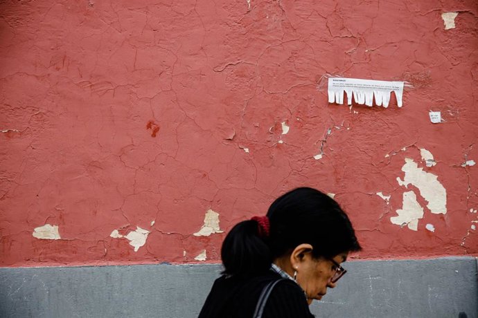 Archivo - Una pared con teléfonos de busco empleo