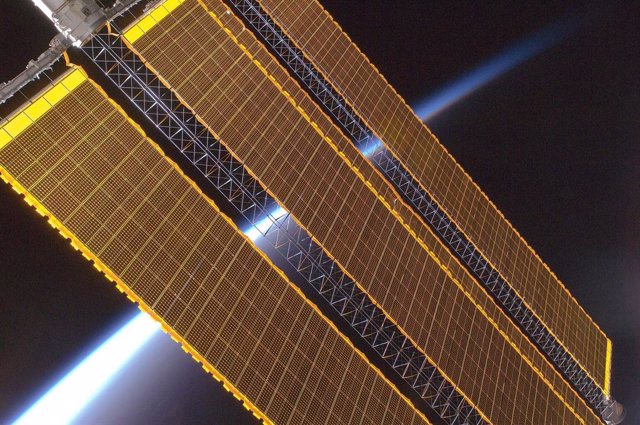 Paneles solares en el espacio