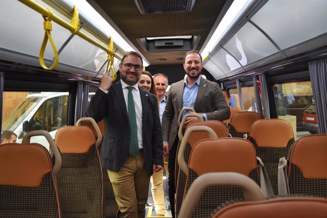 El alcalde de Lorca, Diego José Mateos, y el vicealcalde y concejal de Empresas Públicas, Francisco Morales, en un autobús urbano