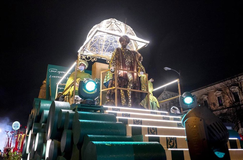 Archivo - La carroza del Rey Baltasar en la cabalgata de Reyes 2022 en Madrid.