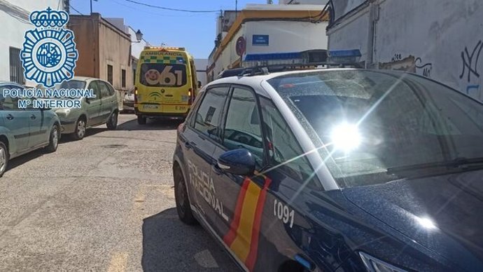Coche de Policía Nacional junto a una ambulancia