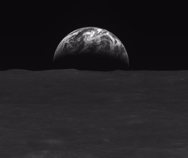 Imagen de la Tierra en el horizonte lunar tomada por el orbitador Danuri