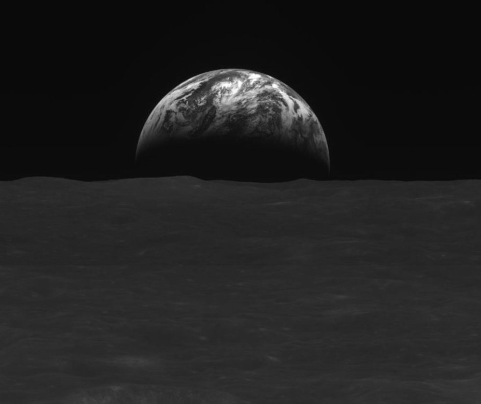 Imagen de la Tierra en el horizonte lunar tomada por el orbitador Danuri