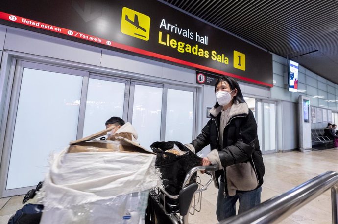 Una pasajera a su llegada al aeropuerto Adolfo Suárez Madrid-Barajas procedente de un vuelo de Chongqing (China), a 3 de enero de 2023, en Madrid (España). La Terminal 1 del aeropuerto Adolfo Suárez Madrid-Barajas recibe el segundo vuelo procedente de C