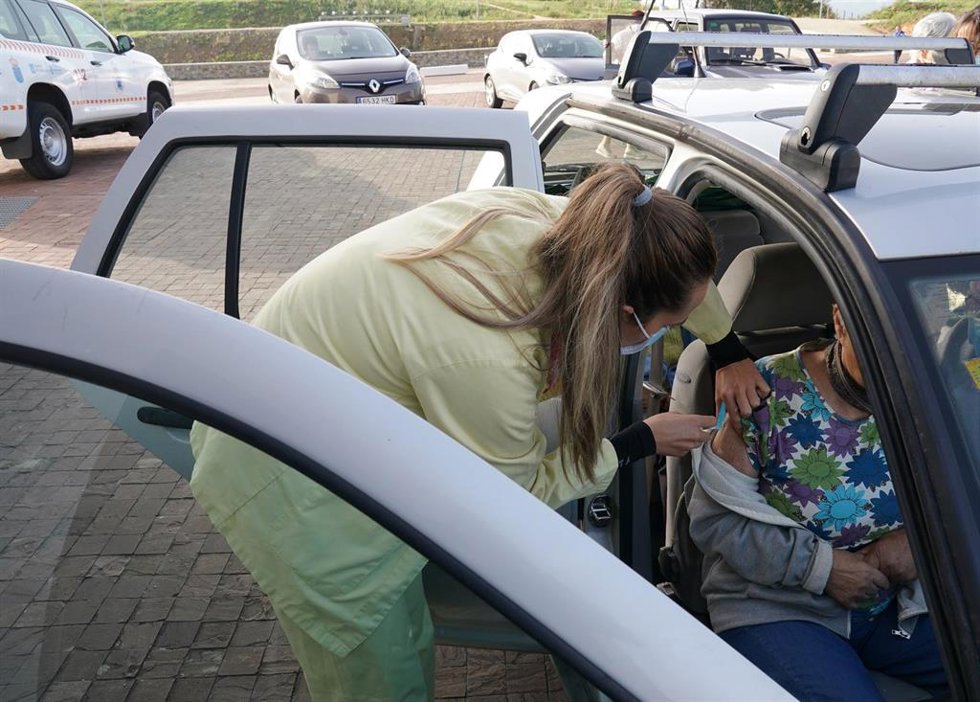 Archivo - Una mujer se vacuna en un coche de la cuarta dosis de Pfizer en la Cidade da Cultura de Santiago de Compostela.