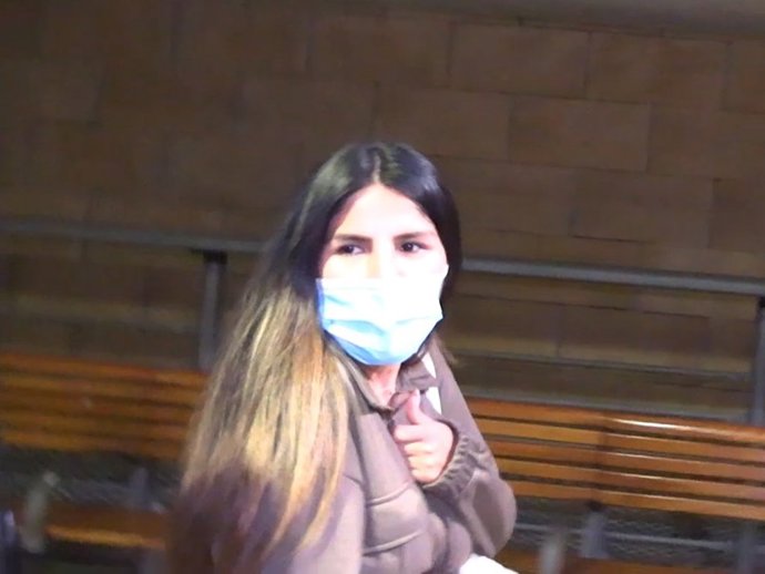 Isa Pantoja llega al aeropuerto