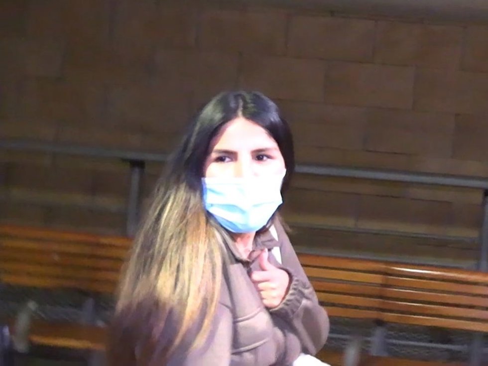 Isa Pantoja llega al aeropuerto
