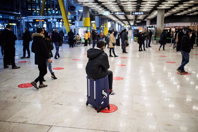 Archivo - Varias personas en la Terminal 4 del Aeropuerto Adolfo Suárez-Madrid Barajas, a 30 de diciembre de 2021, en Madrid, (España). 