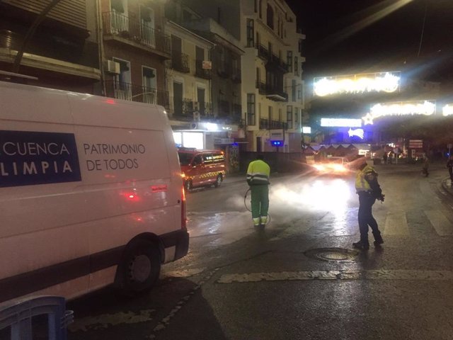 Operarios limpian manchas de aceite en Cuenca