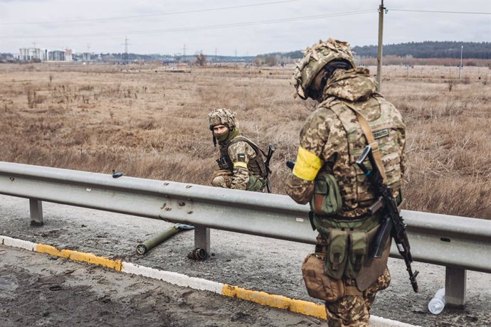 Archivo - Dos soldados del ejercito ucraniano caminan por una carretera de Irpin, a 4 de marzo de 2022, en Irpin (Ucrania). Ucrania cumple nueve días sumida en un conflicto bélico tras el inicio de los ataques por parte de Rusia, el pasado 24 de febrero