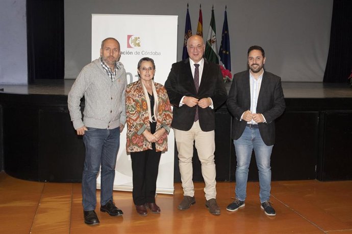 El presidente de la Diputación de Córdoba, Antonio Ruiz (segundo por la dcha.), tras la firma en materia de caminos.