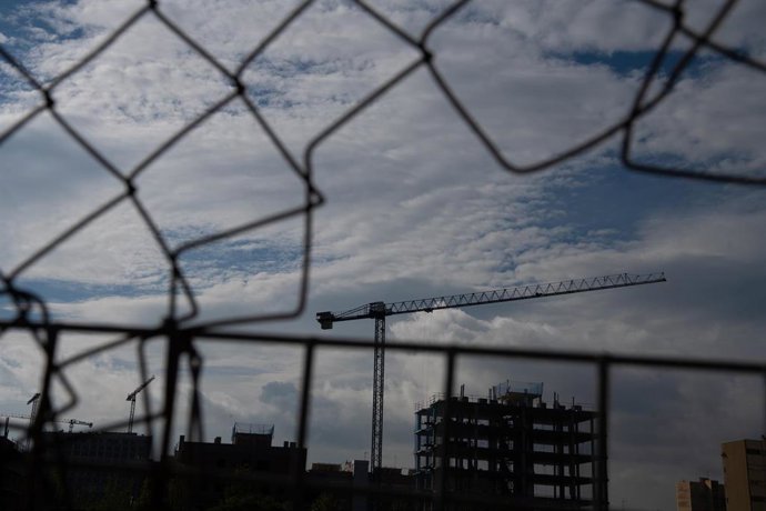 Una grúa en una zona de obras.