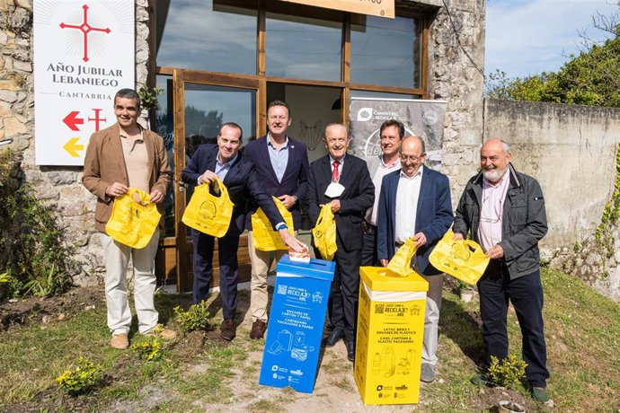 Archivo - Los consejeros de Desarrollo Rural, Guillermo Blanco, y de Industria,, Javier López Marcano, presentan una nueva edición de la campaña Camino del Reciclaje, junto a Ecoembes.