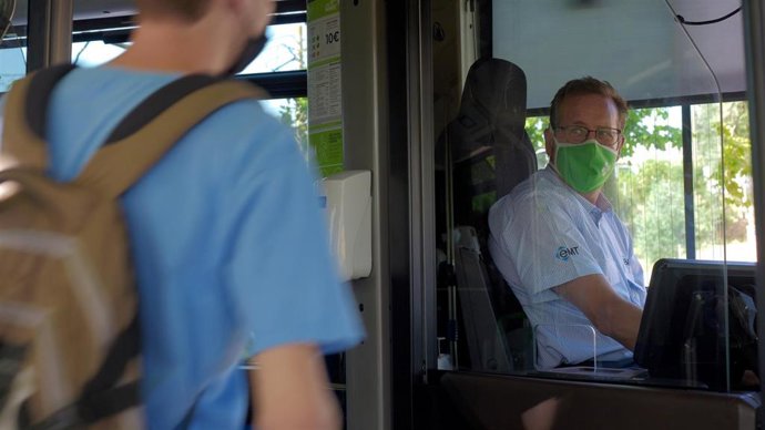 Un usuario y un conductor, en un bus de la EMT Palma.