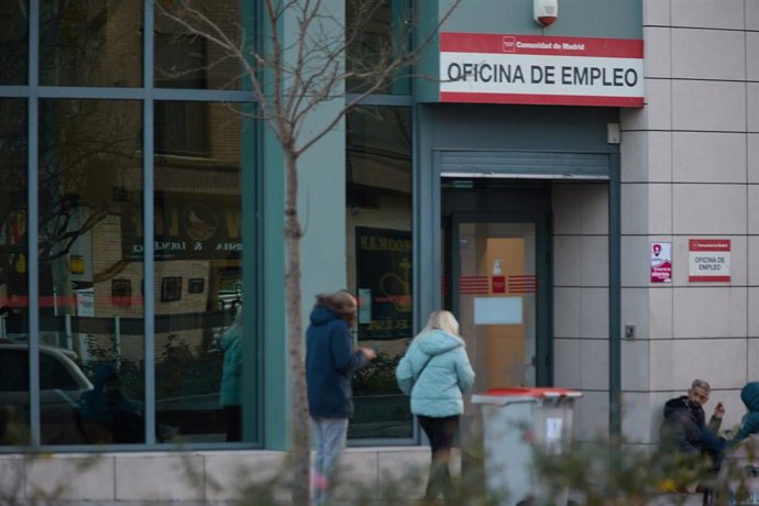 Dos personas en la puerta de la oficina del Servicio Público de Empleo Estatal (SEPE) de la calle de Méndez Álvaro de Madrid.