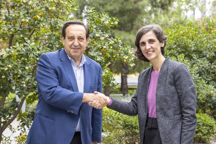 Archivo - El Presidente de Asaja, Pedro Barato, junto a la Directora de Combustibles Renovables de Repsol, Berta Cabello.