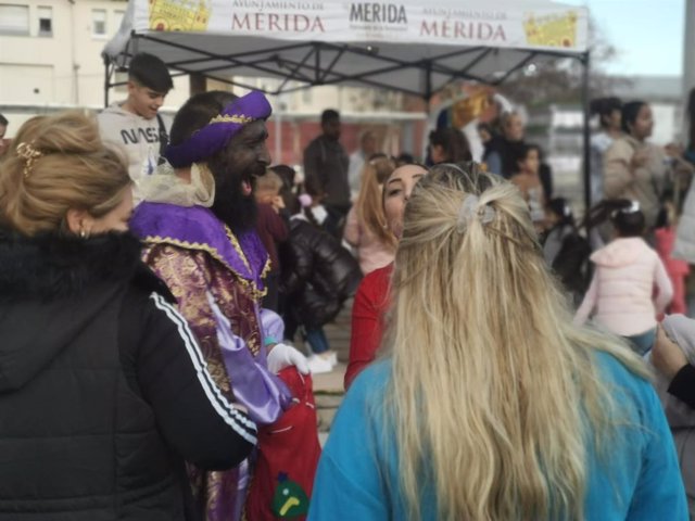 Los Reyes Magos visitan la barriada de San Lazaro de mérida