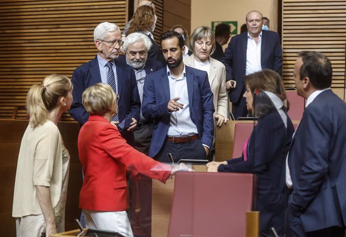 Archivo - El secretario de Organización del PSPV-PSOE, José Muñoz, junto con varios miembros del PSOE, durante un debate sobre el modelo de financiación autonómica, en Les Corts