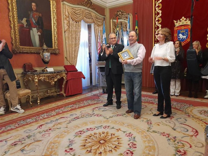 La fundación 'Gota de Leche' recibe la XXI Haba de Oro de la Asociación Cabalgata Reyes Magos