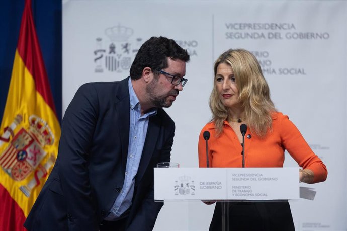 El secretario de Estado de Empleo y Economía Social, Joaquín Pérez Rey y la vicepresidenta segunda y ministra de Trabajo y Economía Social, Yolanda Diaz, 
