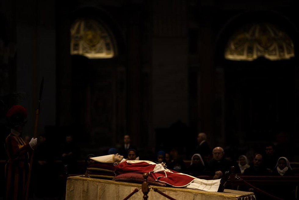 El cuerpo del papa emérito Benedicto XVI en la basílica de San Pedro del Vaticano.