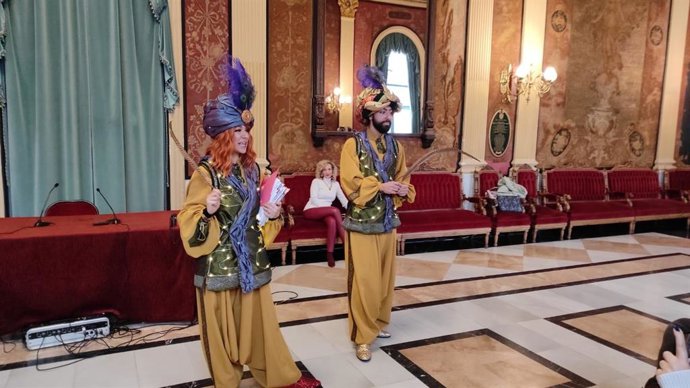 La concejal de Festejos, Blanca Carpintero, (sentada al fondo), con dos de los personajes que participarán en la Cabalgata de Reyes de Burgos