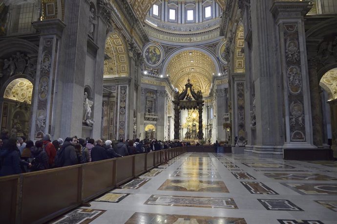 Capilla ardiente del papa emérito Benedicto XVI, en la basílica de San Pedro del Vaticano.