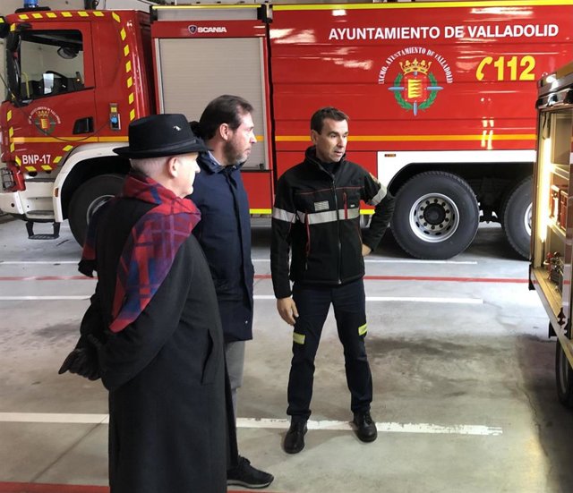 Alberto Palomino junto a Óscar Puente y el jefe de Bomberos, Javier Reinoso, en una visita al Parque de Las Eras.