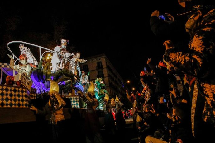 Archivo - Los Reyes Magos saludan durante la cabalgata