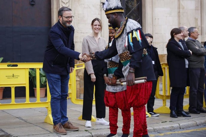 El alcalde de Palma, José Hila, y la regidora de Participación Ciudadana y Gobierno Interior, Cludia Costa, reciben a los Pajes Reales.