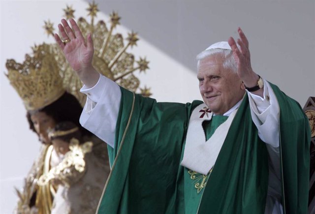 Archivo - Benedicto XVI en su visita a València en julio de 2006