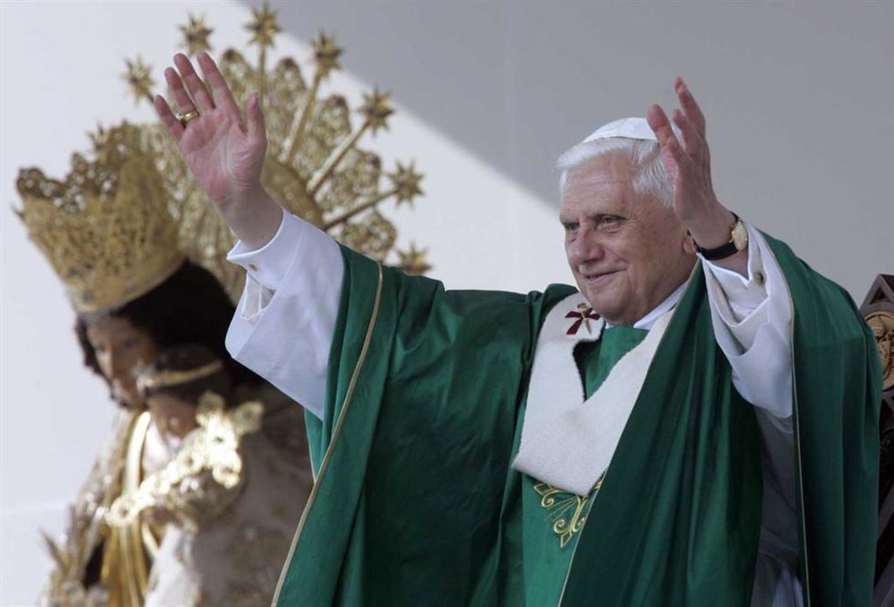 Archivo - Benedicto XVI en su visita a Valncia en julio de 2006