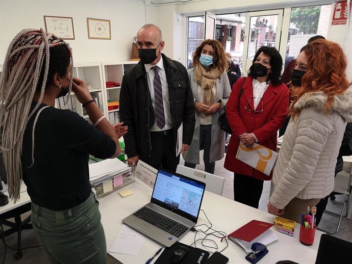 Archivo - Sevilla.-El Ayuntamiento logra fondos para dos nuevos programas de Formación para el Empleo para Polígono Norte y Sur