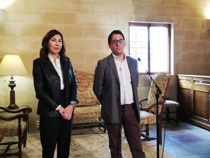 La secretaria de Estado de Turismo, Rosana Morillo, y el conseller de Turismo de Baleares, Iago Negueruela, tras la reunión de trabajo en el Consolat de Mar.
