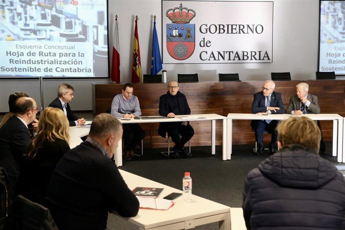 Reunión de la Alianza por la Industria para comentar la hoja de ruta para la reindustrialización sostenible de Cantabria.