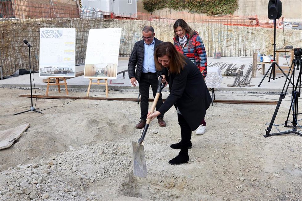 La presidenta del Govern, Francina Armengol, en el acto de colocación de la primera piedra de las obras de la nueva UBS de Sant Joan.