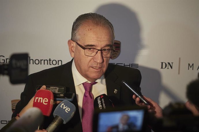 Archivo - El alcalde de Pamplona, Enrique Maya, ofrece declaraciones a los medios (archivo)