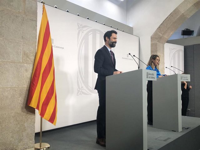 El conseller Roger Torrent y la portavoz Patrícia Plaja en rueda de prensa.