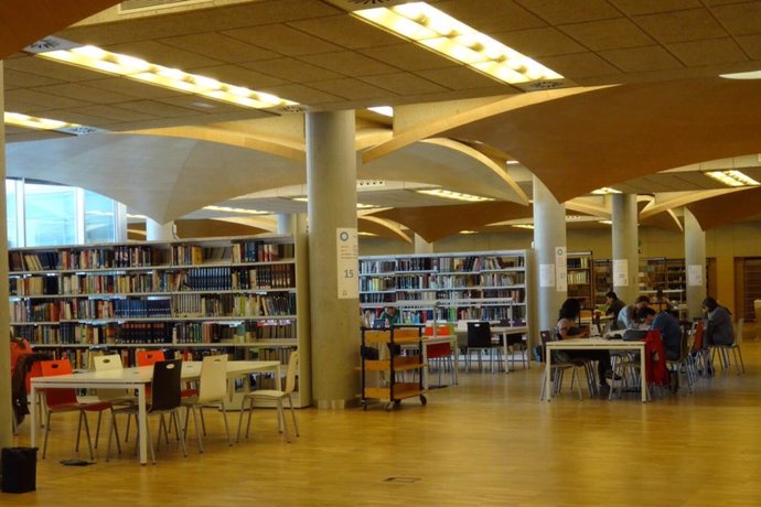 Archivo - La Universidad Complutense de Madrid ha instalado tornos de acceso en su biblioteca María Zambrano