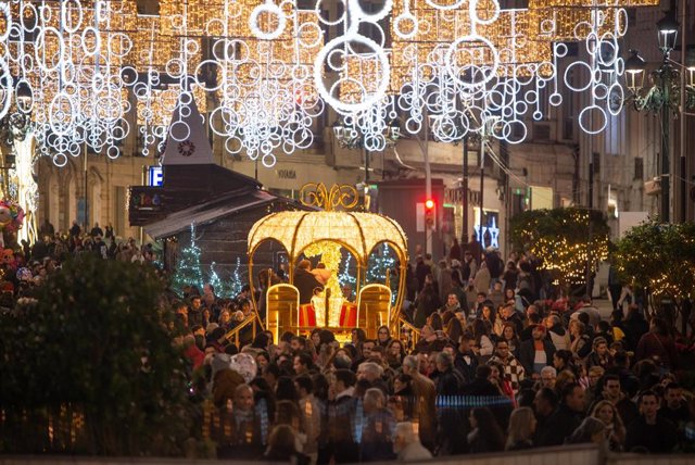 Varias personas pasean por el centro de la ciudad de Vigo para disfrutar de la iluminación navideña.