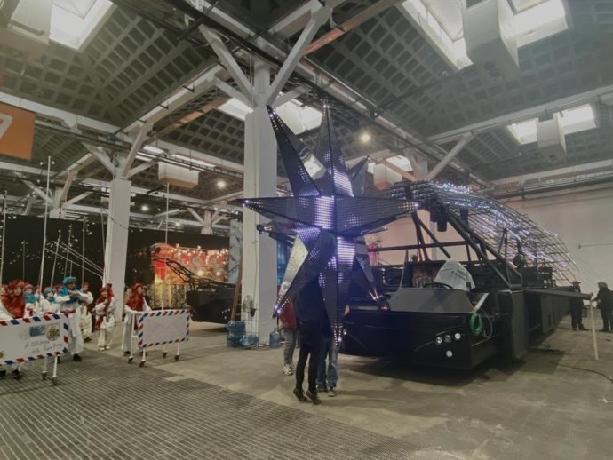 Los ayudantes de Sus Majestades ultiman los preparativos para la cabalgata de los Reyes Magos de Barcelona en el taller real.