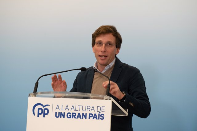 El alcalde de Madrid, José Luis Martínez-Almeida, interviene en un acto público en el Ayuntamiento de Logroño, a 3 de enero de 2023, en Logroño, La Rioja (España).